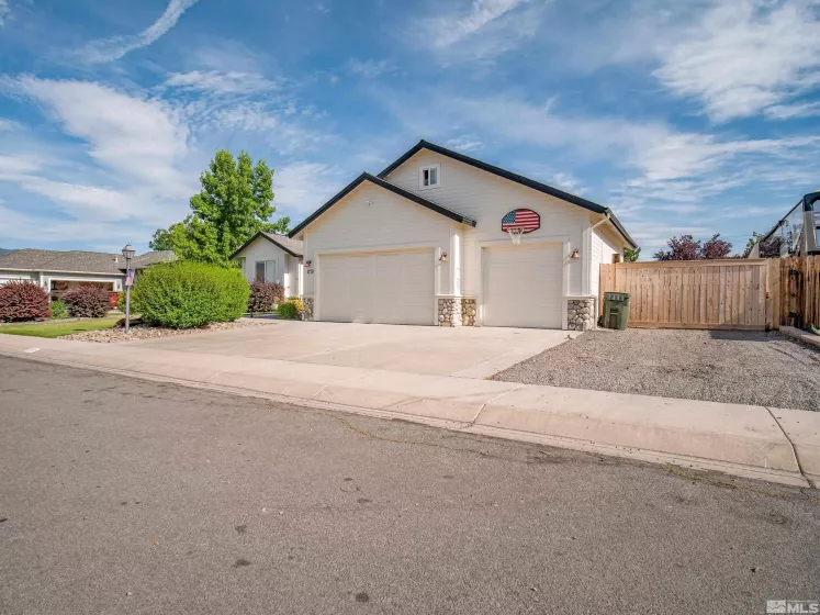 1270 Sierra Vista Dr, Gardnerville, Nevada 89460, 4 Bedrooms Bedrooms, ,2 BathroomsBathrooms,Residential,For Sale,Sierra Vista Dr,240012356