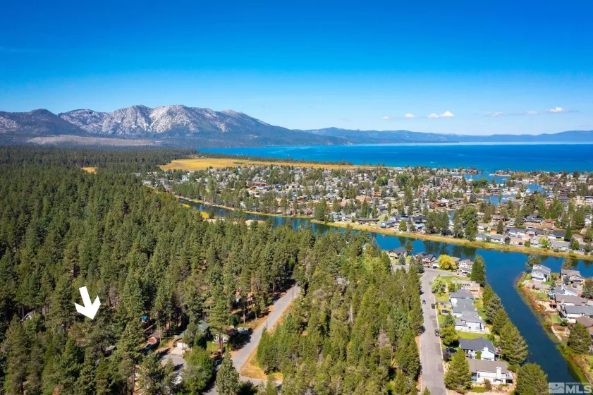 2204 Royal Ave, South Lake Tahoe, California 96150, 3 Bedrooms Bedrooms, ,2 BathroomsBathrooms,Residential,For Sale,Royal Ave,240012931