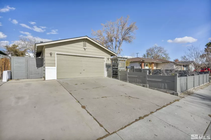 250 McGoldrick Way, Sparks, Nevada 89431, 3 Bedrooms Bedrooms, ,2 BathroomsBathrooms,Residential,For Sale,McGoldrick Way,240014497