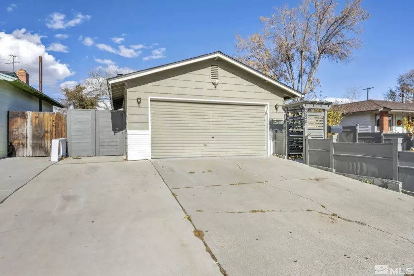 250 McGoldrick Way, Sparks, Nevada 89431, 3 Bedrooms Bedrooms, ,2 BathroomsBathrooms,Residential,For Sale,McGoldrick Way,240014497